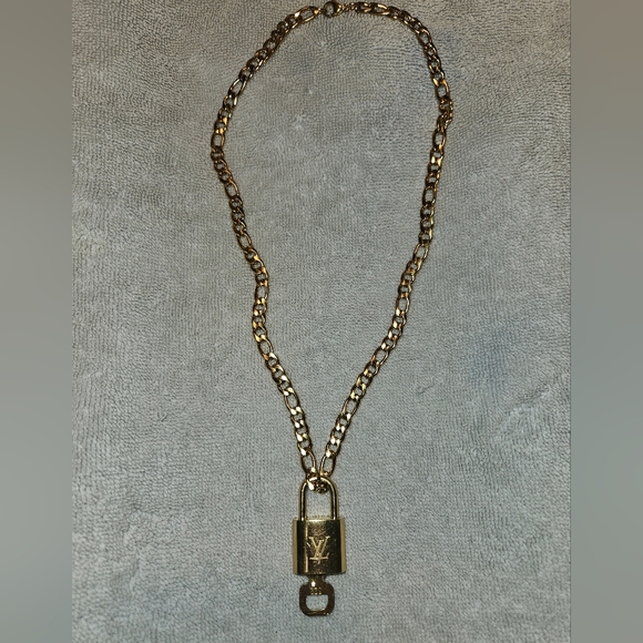 AUTHENTIC LOUIS VUITTON NEW LOCK AND KEY, NUMBER 322. AND INCLUDE GOLD P. CHAIN - Picture 7 of 13